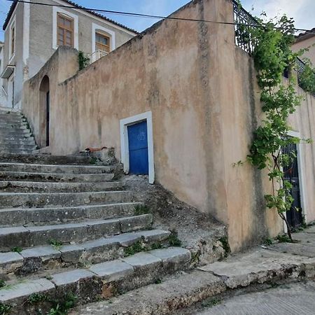 Traditional Hillside Cottage Gythio Exterior foto